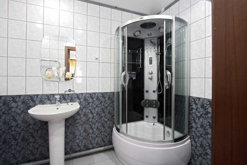 现代简约风格浴室装修下的玻璃围挡冲凉房和洗手盆