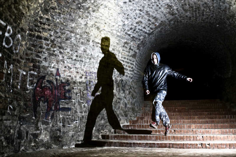 男人在地道里奔跑时留在墙上的影子