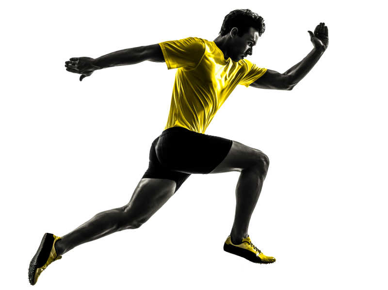 白色背景下穿黄色运动服的白人短跑运动员做出跑步动作