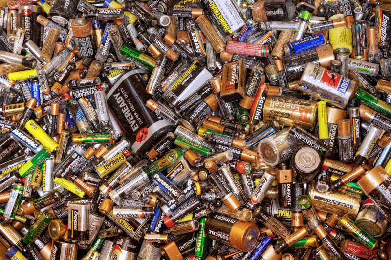 不同类型的废旧电池堆在一起