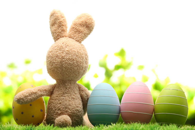 复活节彩蛋和小兔子