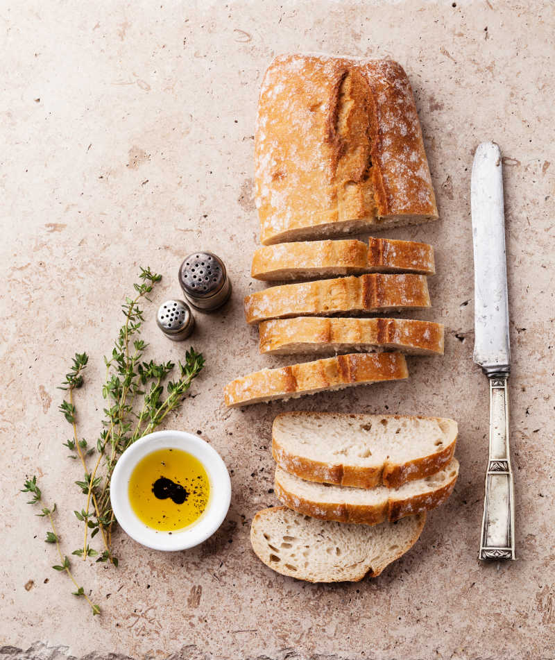 切片面包和橄榄油和百里香