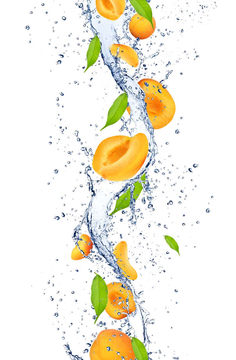白色背景下新鲜的黄桃在水中飞溅