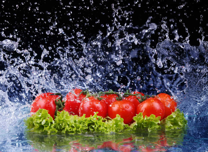 生菜上的番茄和水花飞溅的镜头