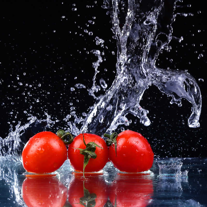 樱桃番茄在水面上溅起的水花