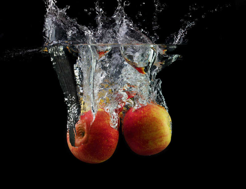 苹果掉进水里溅起的气泡