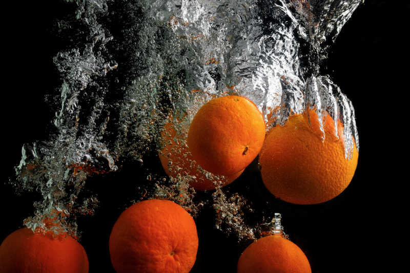 橘子掉在水中引起了气泡