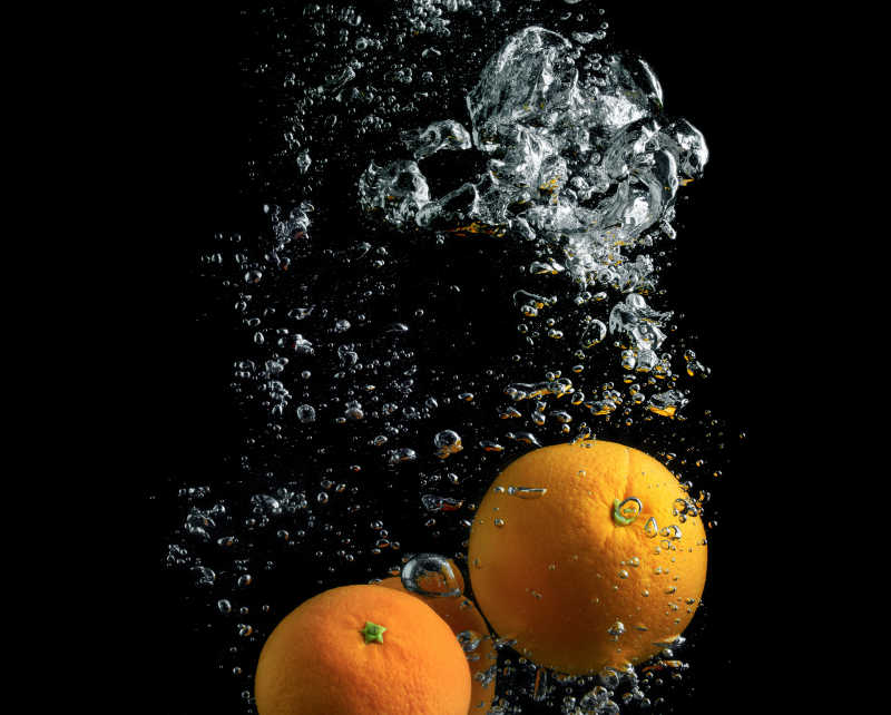 橙子在水中引起气泡的瞬间