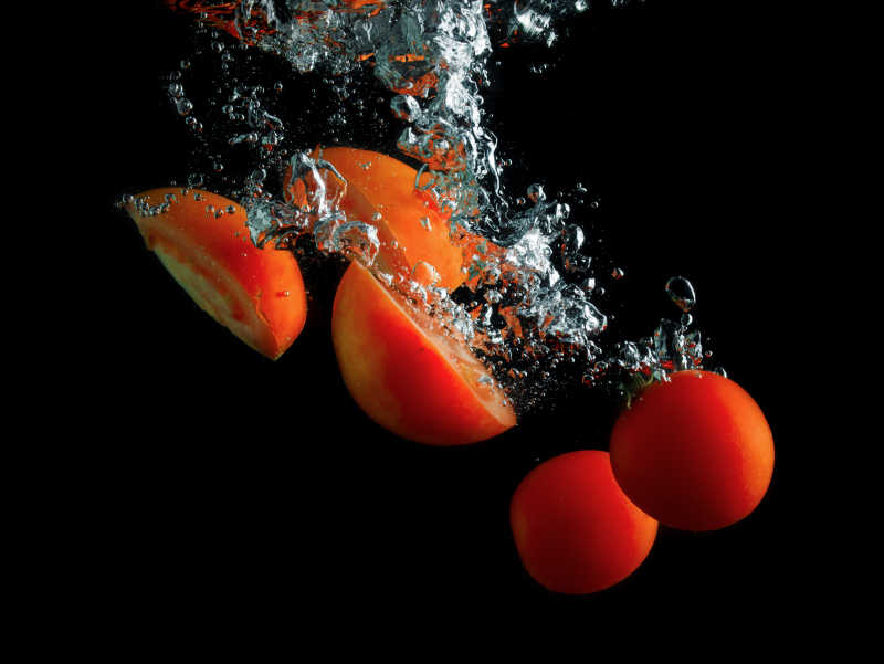 西红柿切片泡在水里引起气泡的镜头