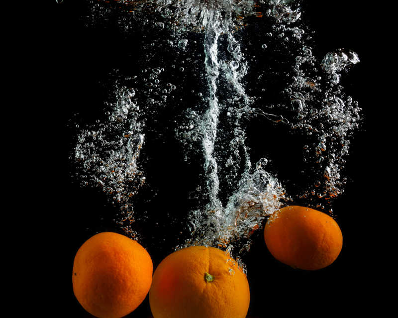 橙子泡在水里引起了气泡