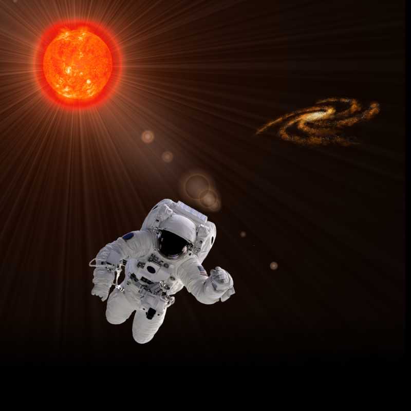 太阳为背景的飞行宇航员