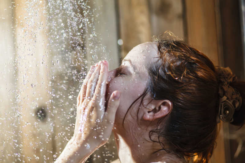 年轻女子在淋浴洗脸的镜头