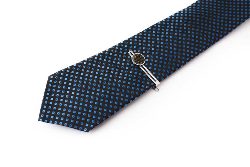 白色背景上带有别针的蓝黑色格子领带
