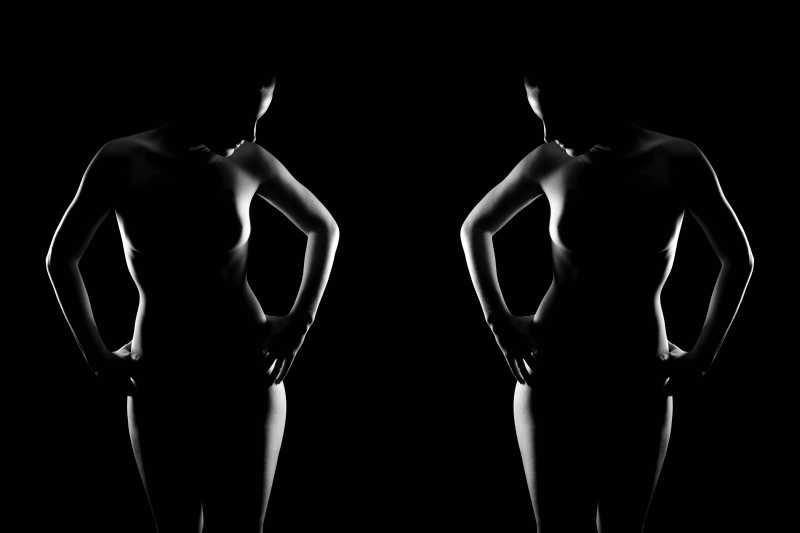 黑色背景上的两个站立的人体艺术