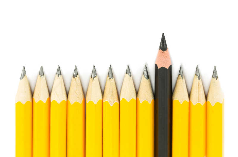 黄色铅笔当中夹着的黑色铅笔