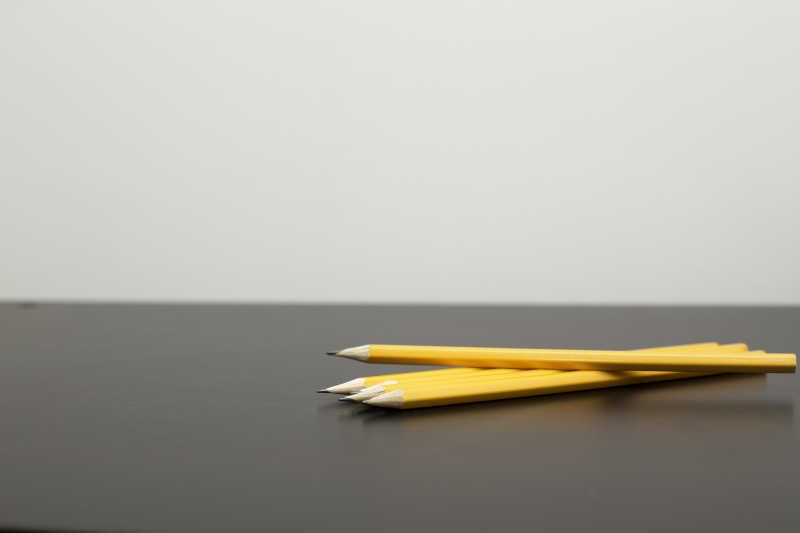 灰色桌面上的黄色的铅笔