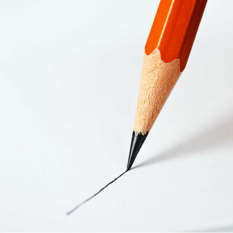 白纸上划线的铅笔