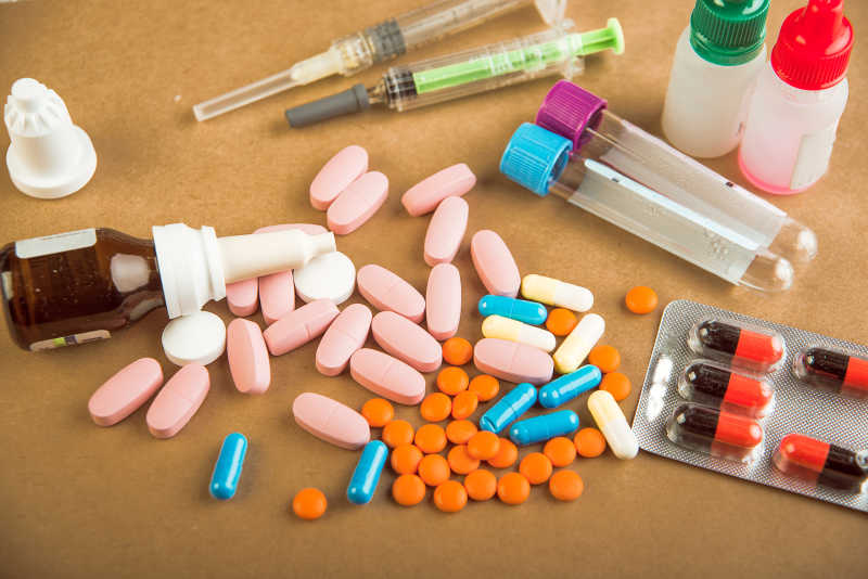 桌面上的各种不同类型的药丸