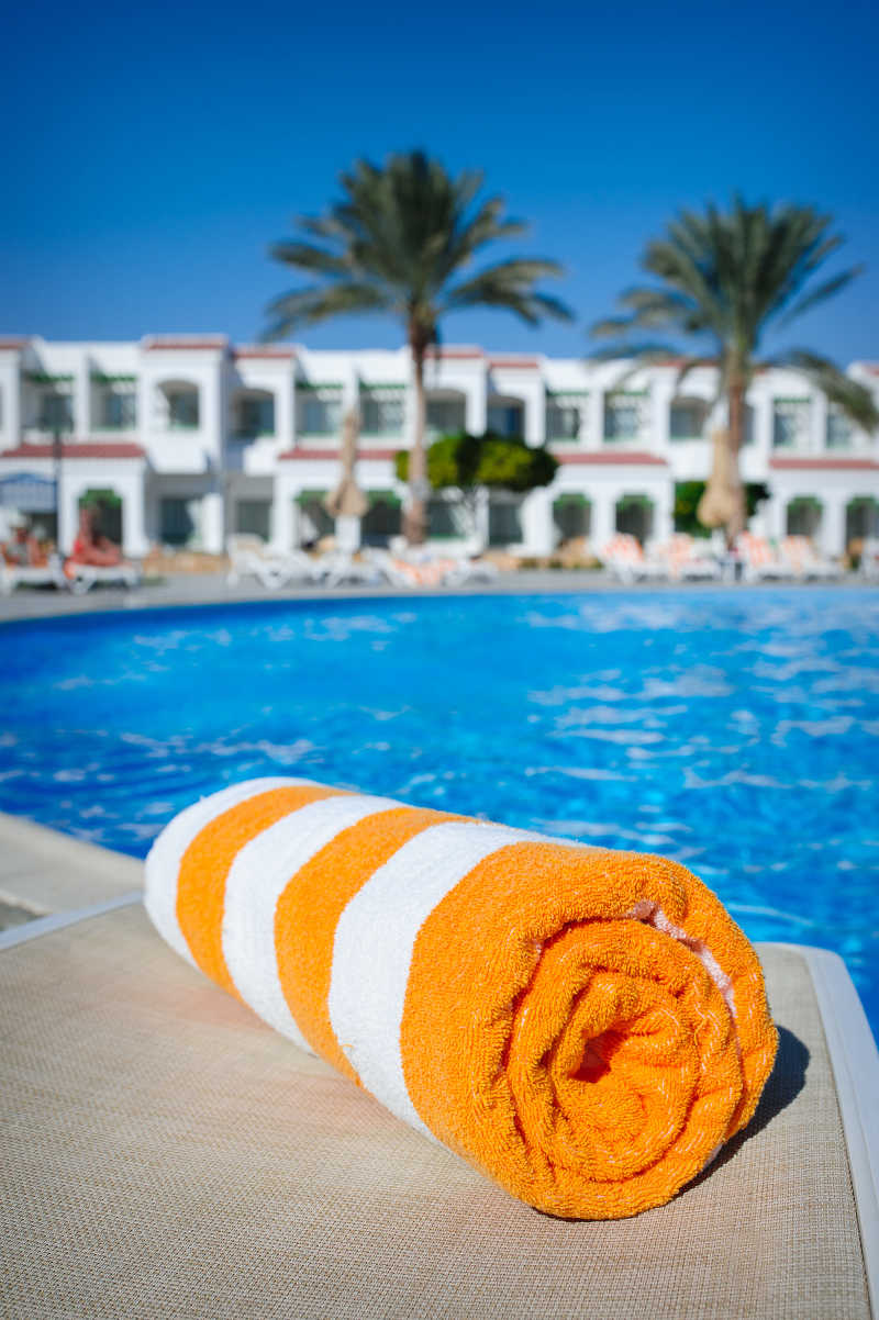 游泳池上的橙白色浴巾