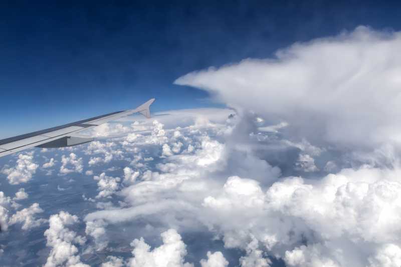 飞机穿过美丽的云彩