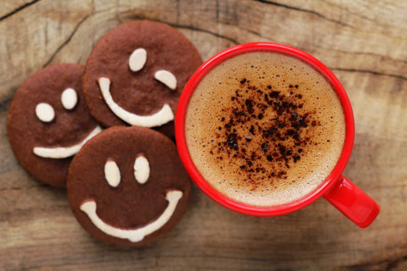 微笑饼干和咖啡