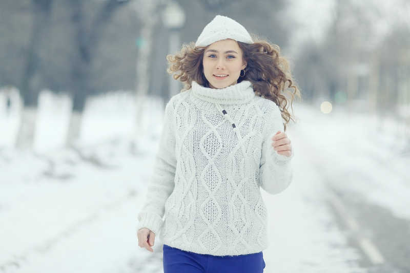 冬季运动的戴帽子女人