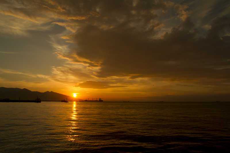 日落时分的海面线景观