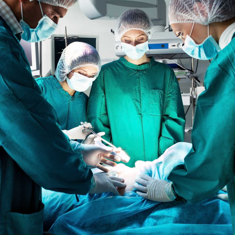 许多的医护人员在手术室做手术