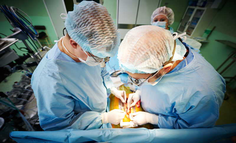 外科医生正在为病人做心脏移植手术