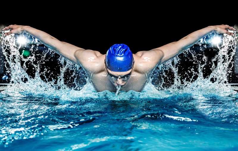 游泳池里戴着蓝色帽的游泳运动员