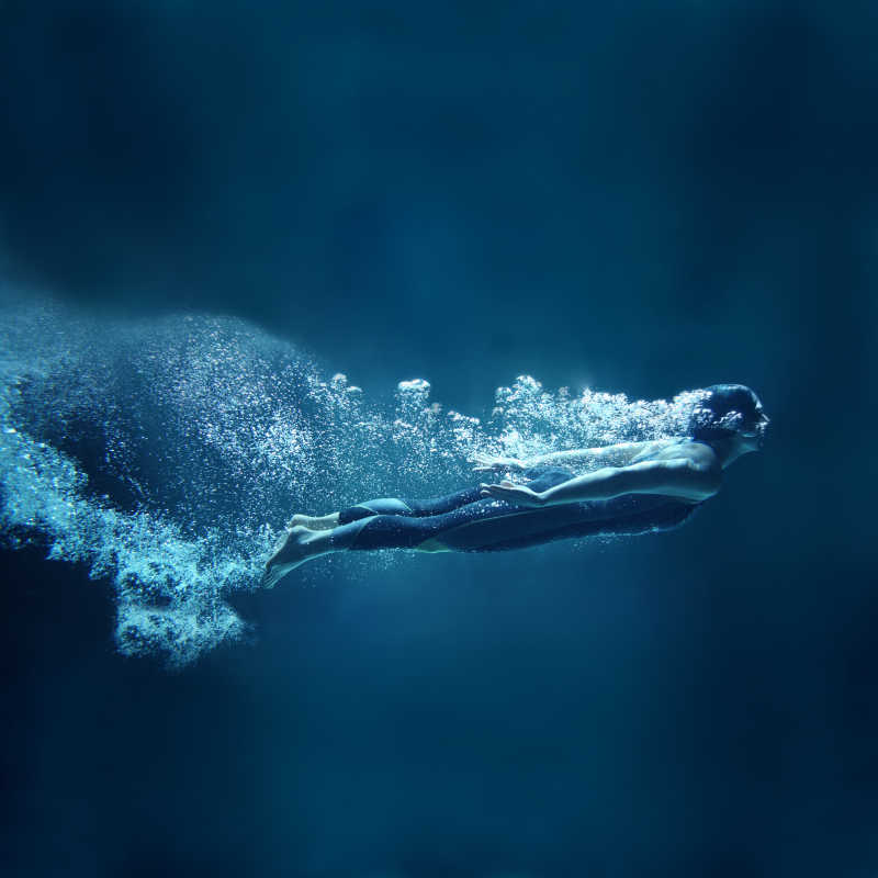水下的职业游泳运动员