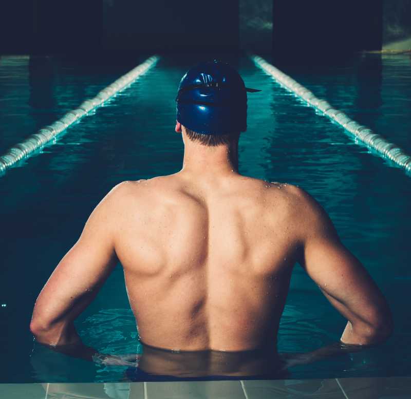 游泳池中肌肉发达的游泳运动员