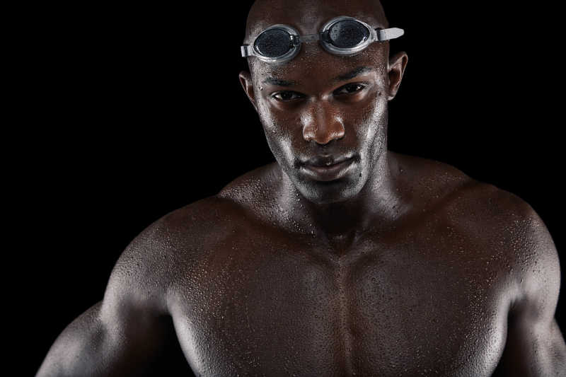 英俊的黑人游泳运动员