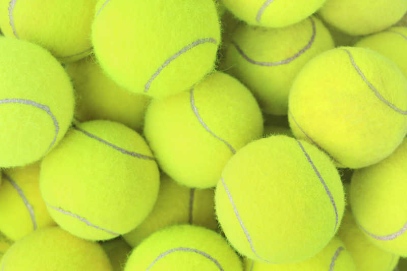 一堆黄色的网球特写