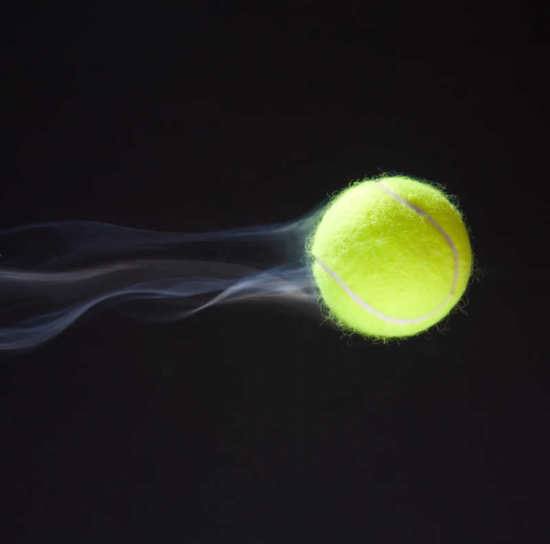 黑色背景下快速移动的网球特写