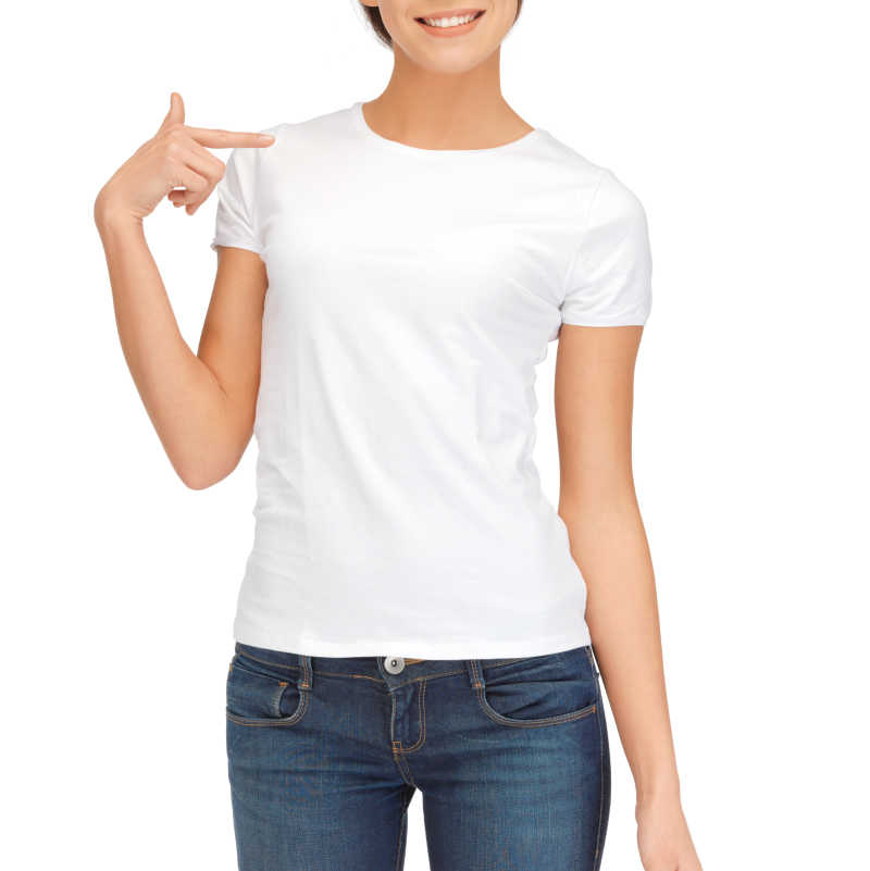 穿白T恤的女人指着自己