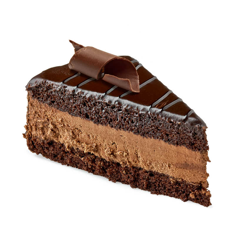 白色背景下卷曲的巧克力蛋糕片