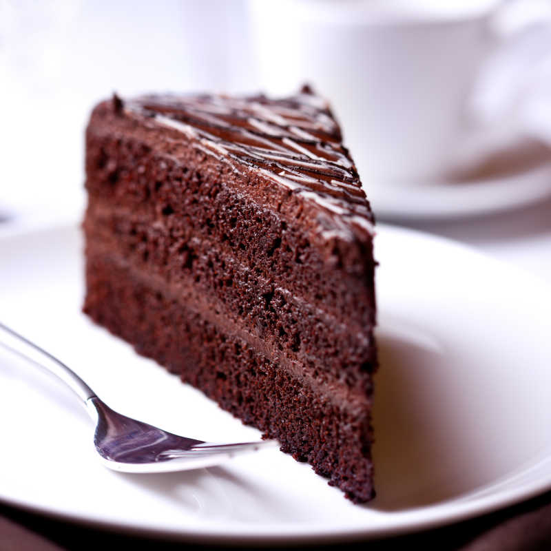 盘子里黑巧克力蛋糕特写