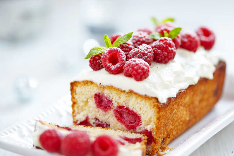 盘子里的节日树莓蛋糕特写