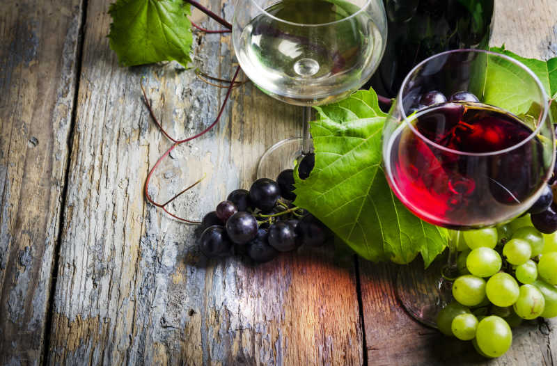 葡萄酒和葡萄以及空杯