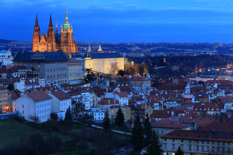 夜晚布拉格城市与哥特式城堡