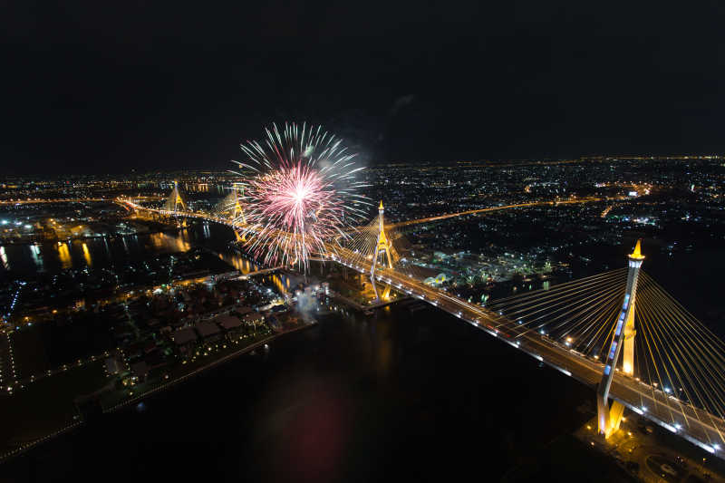 夜晚曼谷国王桥上空的彩色烟花