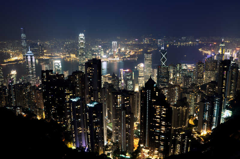 香港市夜间的现代摩天大楼鸟瞰