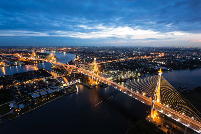 黄昏十分曼谷国王桥夜景景象