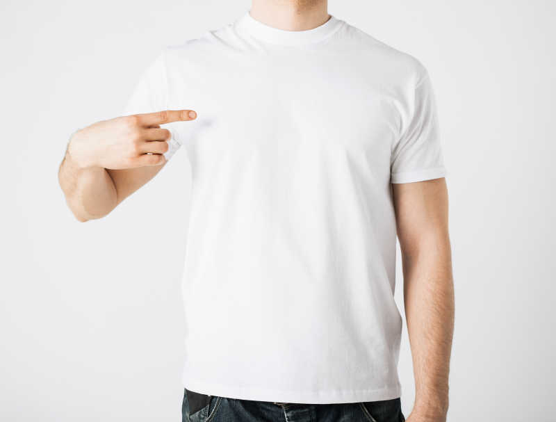 一个穿着白T恤的男人指着自己