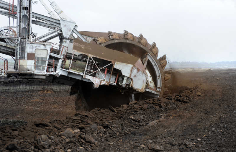 采矿机械正在开采煤矿