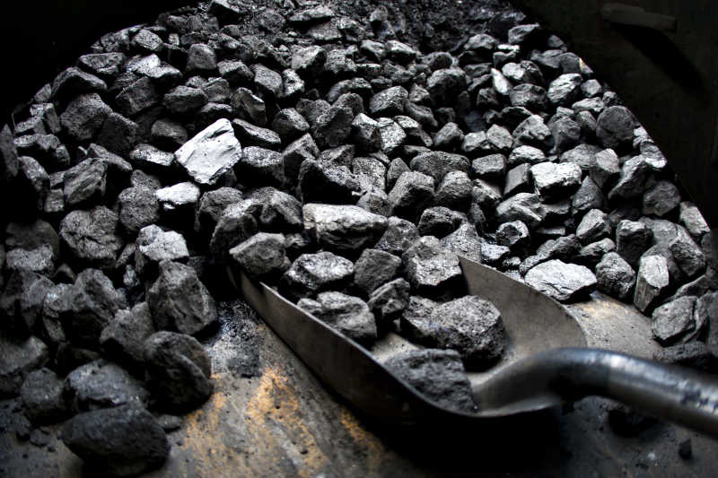 黑色煤炭和装煤的煤铲