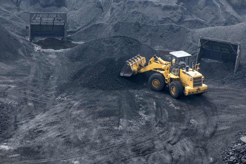 煤矿上正在推煤的推土机