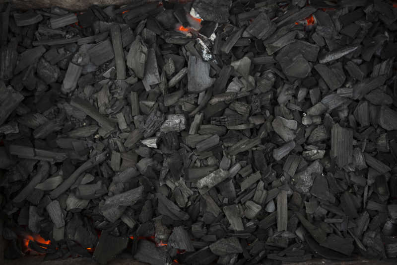木炭堆和燃烧的木炭