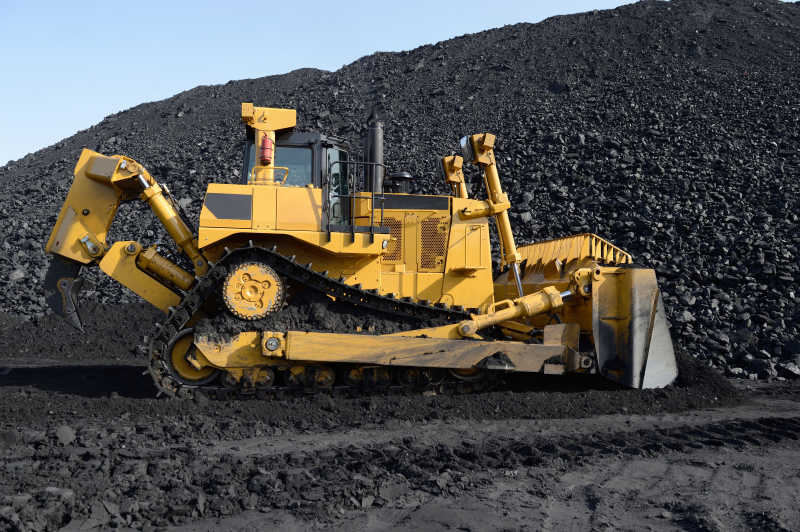 煤矿上的采矿推土机推煤